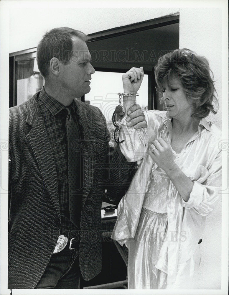 1986 Press Photo Fred Dryer Arresting Candy Clark in NBC&#39;s &quot;Hunter&quot; - Historic Images