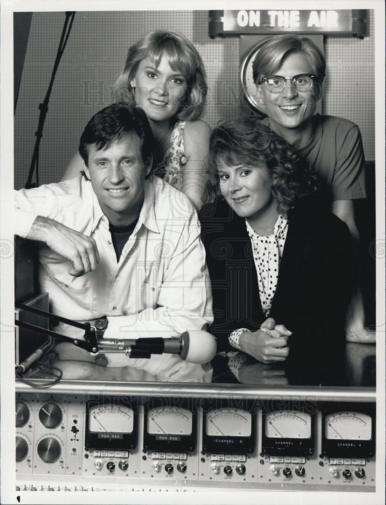 1989 Press Photo Robert Hays &amp; Cast of &quot;FM&quot; - Historic Images