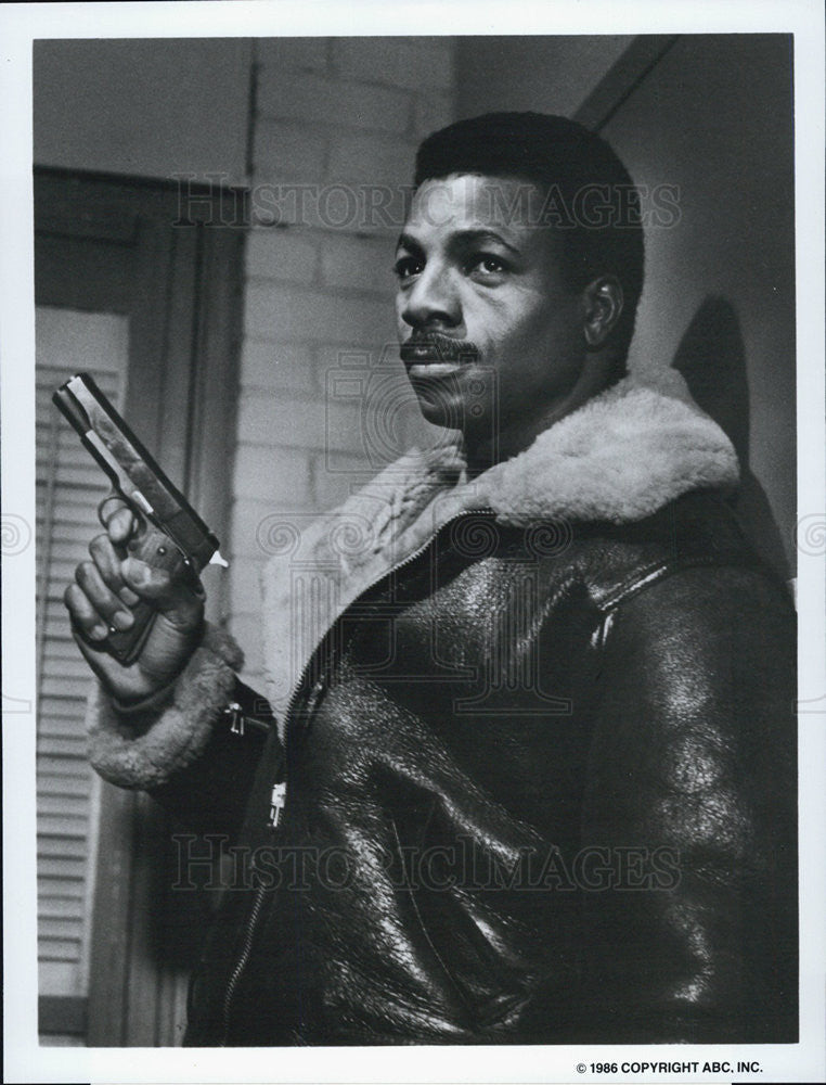 1986 Press Photo Carl Weathers Stars In &quot;Fortune Dane&quot; - Historic Images