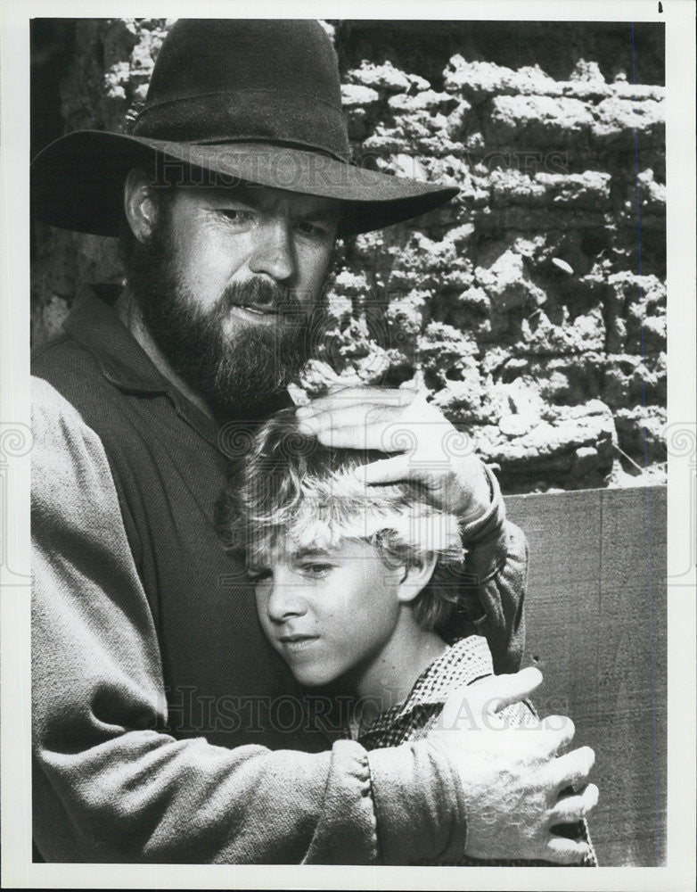 1982 Press Photo Merlin Olsen and Christian Hoff from &quot;FATHER MURPHY&quot; TV show - Historic Images