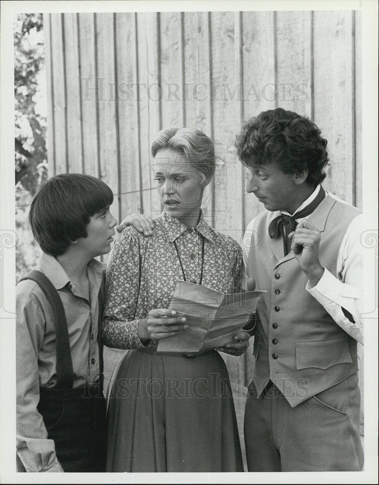 1981 Press Photo Cast of &quot;The Ghost of Gold Hill&quot; Episode of &quot;Father Murphy&quot; - Historic Images