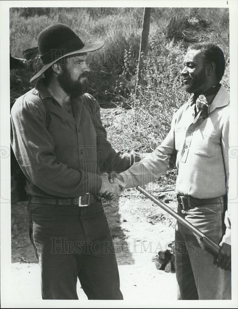 1981 Press Photo John Murphy and Moses Gage Star In Episode of &quot;Father Murphy&quot; - Historic Images