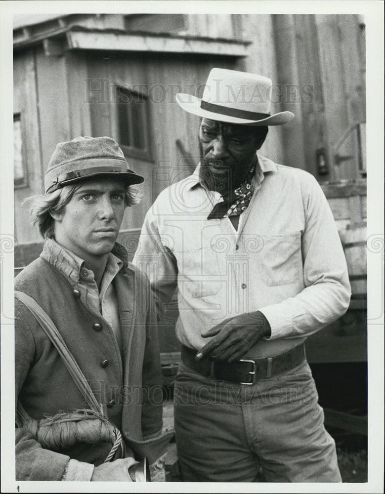 1981 Press Photo Moses Gage and Randy Morgan Star In An Episode of Father Murphy - Historic Images