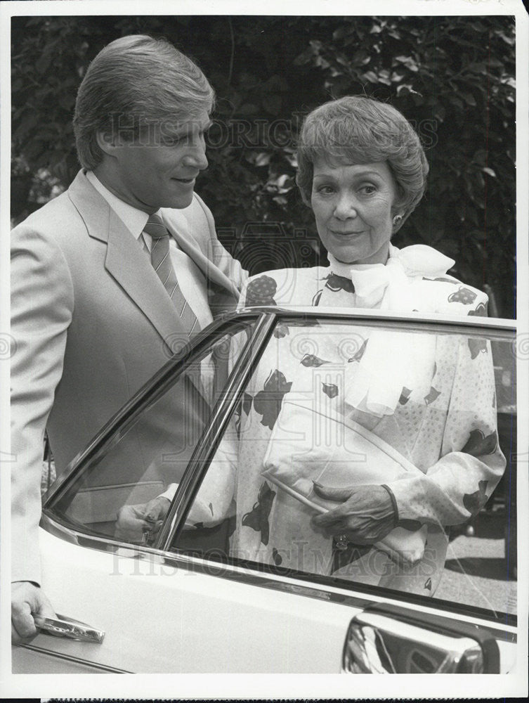 1985 Press Photo Actor Simon McCorkindale and Actress Jane Wyman. - Historic Images