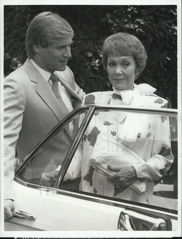 1985 Press Photo of Actress Jane Wyman and Actor Simon McCorkindale - Historic Images