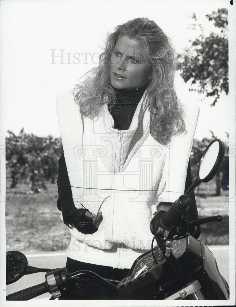 1985 Press Photo Laura Johnson in &quot;Falcon Crest&quot; - Historic Images