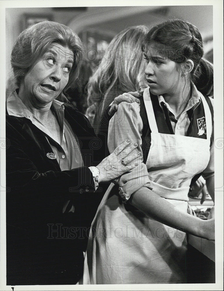 1981 Press Photo Charlotte Rae Actress Nancy McKeon Facts Of Life Comedy Sitcom - Historic Images