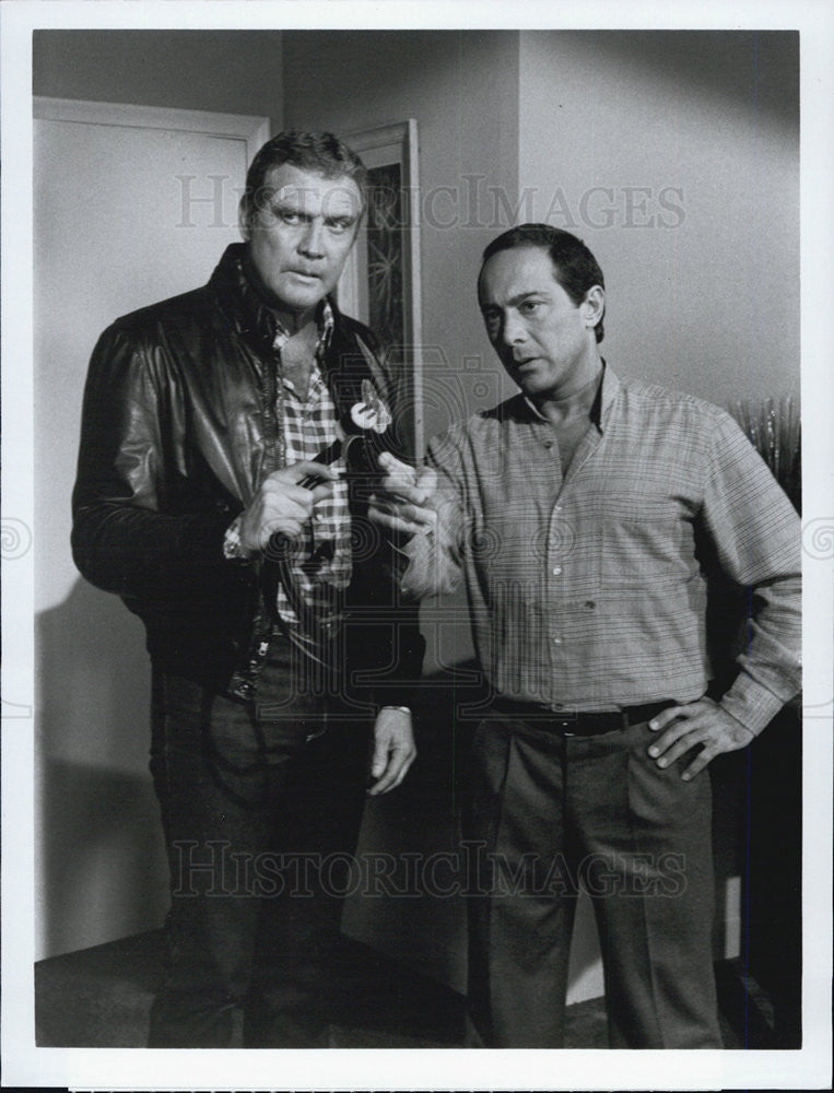 1983 Press Photo Lee Majors and Paul Anka from &quot;THE FALL GUY&quot; TV show - Historic Images