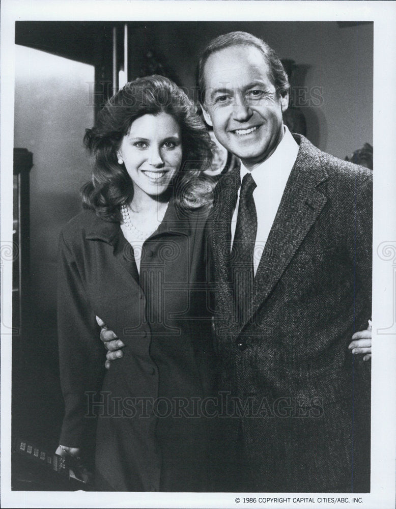 1987 Press Photo Claudia Lonow John Standing Arthur Hailey Hotel ABC - Historic Images