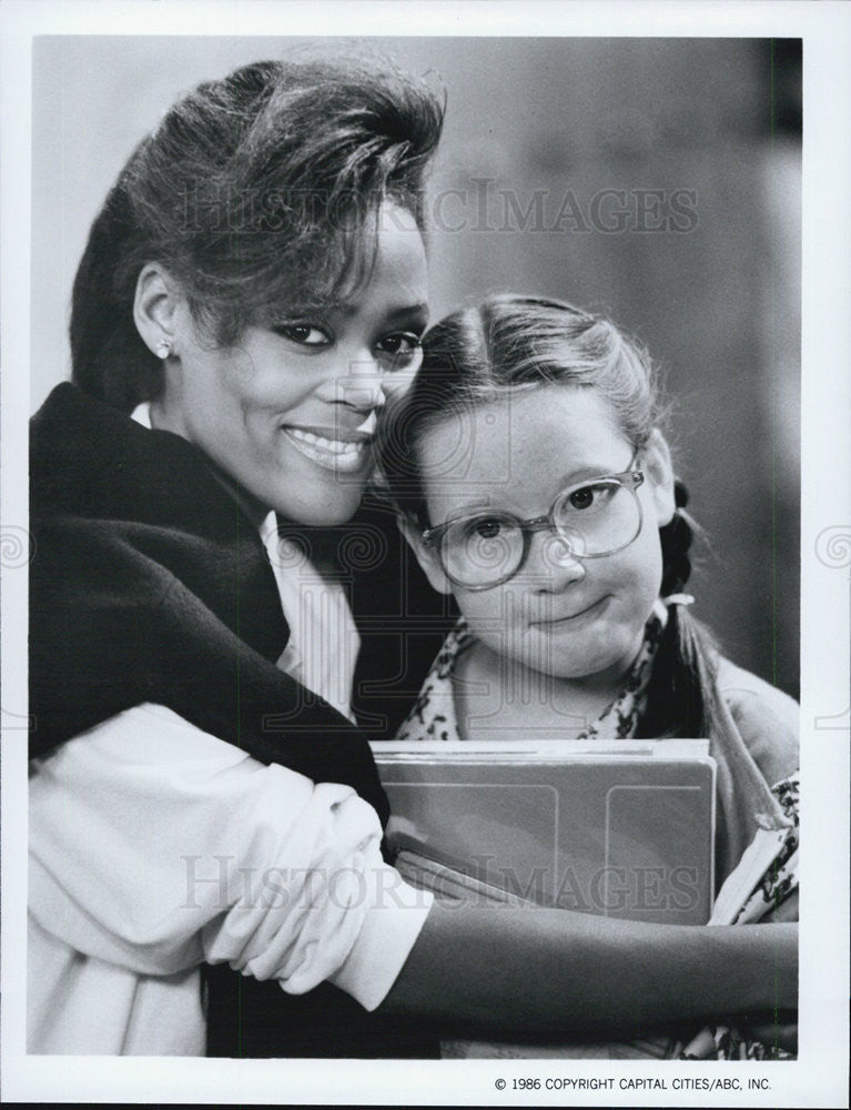 1986 Press Photo of Actress Robin Rivens with a child star Tannis Valley. - Historic Images