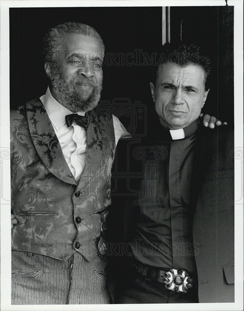 1985 Press Photo Robert Blake and Whitman Mayo from &quot;Hell Town&quot; TV show - Historic Images