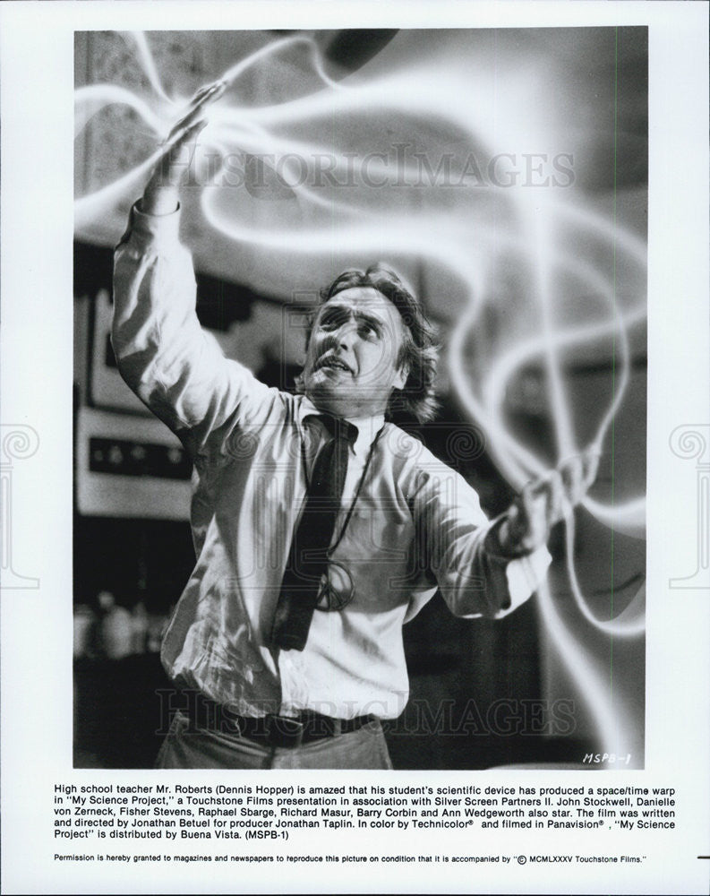 1985 Press Photo Dennis Hooper in &quot;My Science Project&quot; - Historic Images