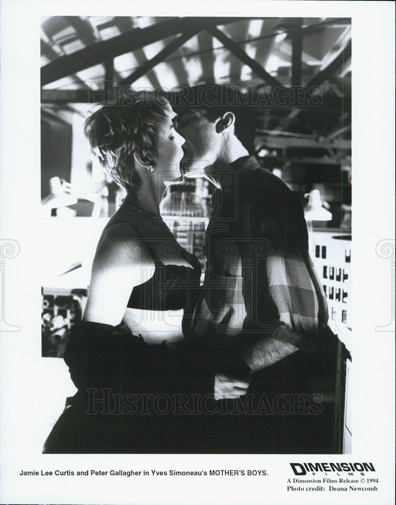 1994 Press Photo Jamie Lee Curtis Peter Gallagher MOTHER&#39;S BOYS - Historic Images