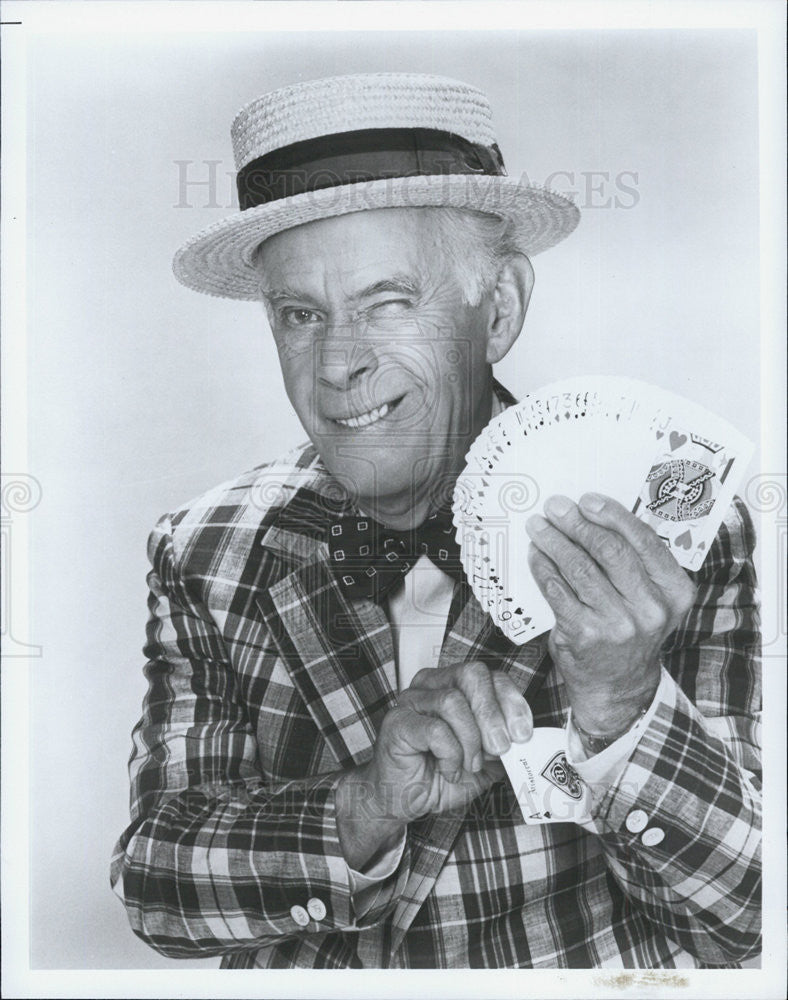 Press Photo Older male with deck of cards in plaid blazer wearing a top hat - Historic Images