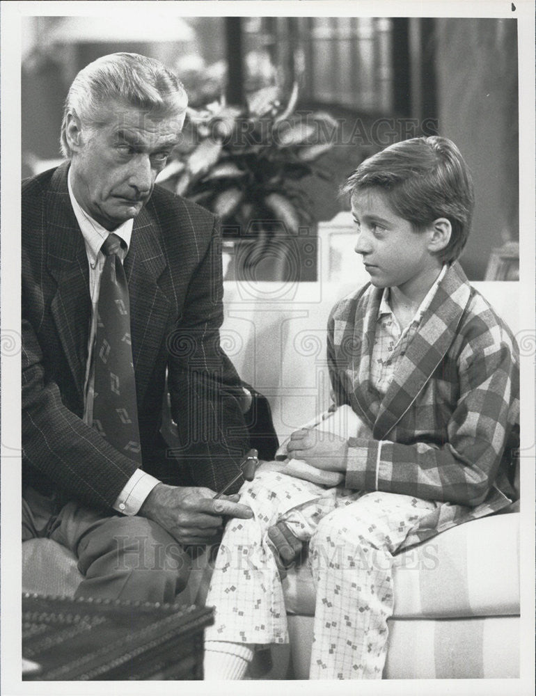 1990 Press Photo Richard Mulligan With Guest Star Matthew Brooks In Empty Nest - Historic Images