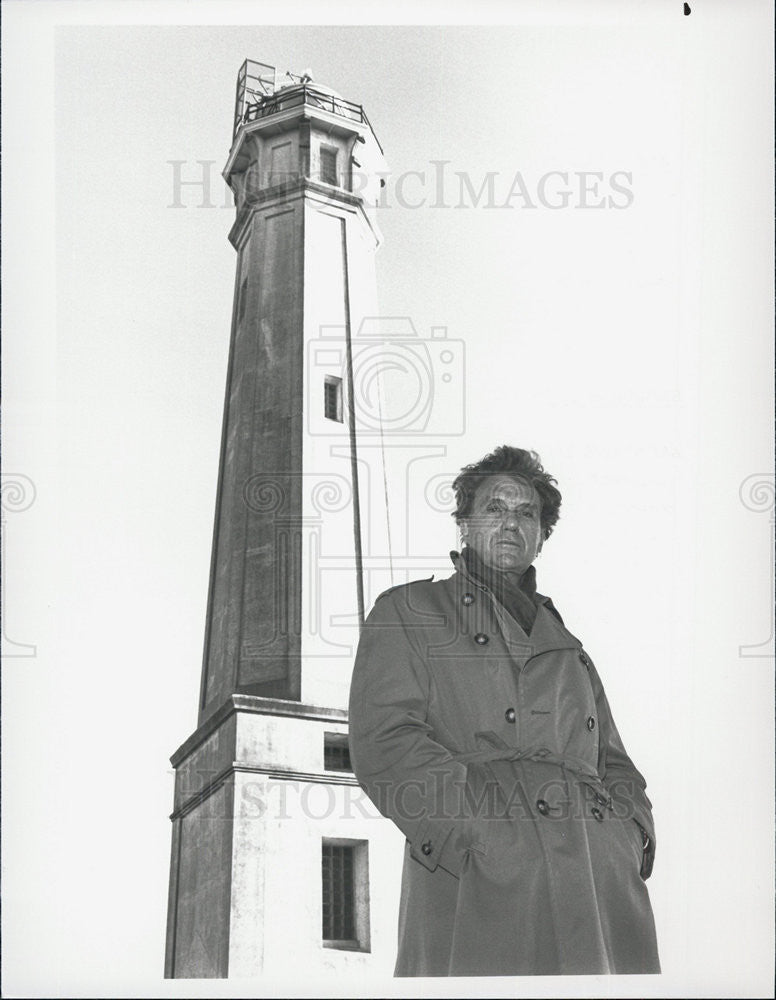 1989 Press Photo Robert Stack hosts &quot;Unsolved Mysteries&quot; - Historic Images