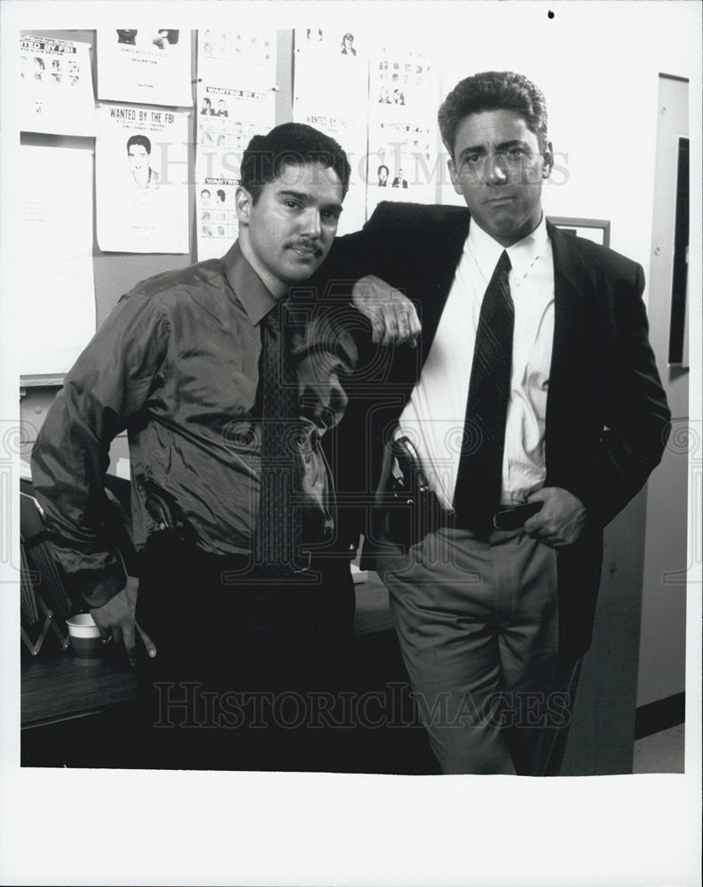 1995 Press Photo  Nick Turturro, Adam Arkin on set of In The Line of Duty - Historic Images