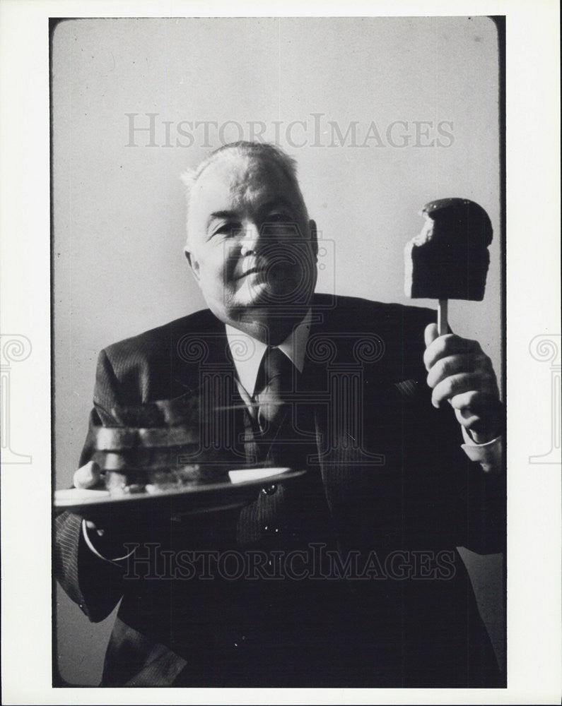 1990 Press Photo Man holds a plate of bread and ice cream bar - Historic Images
