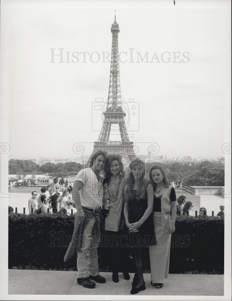 1990 Press Photo Joey Lawrence Melissa Manchester Mayim Bailik Blossom In Paris - Historic Images