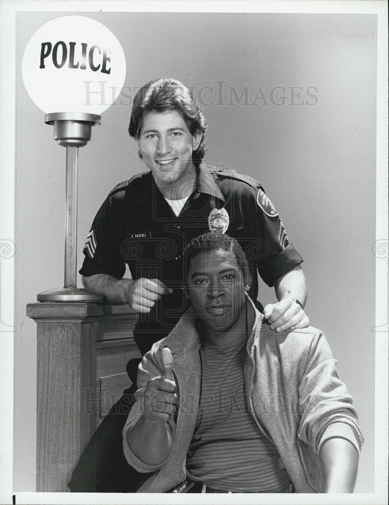 1985 Press Photo Ernie Hudson, Jonathon Perpich on set of The Last Precinct - Historic Images