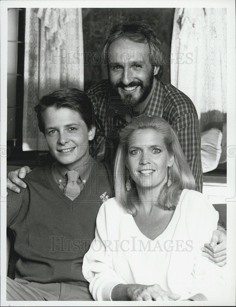 1985 Press Photo Michael J. Fox, Michael Gross & Meredith Baxter Birney on - Historic Images