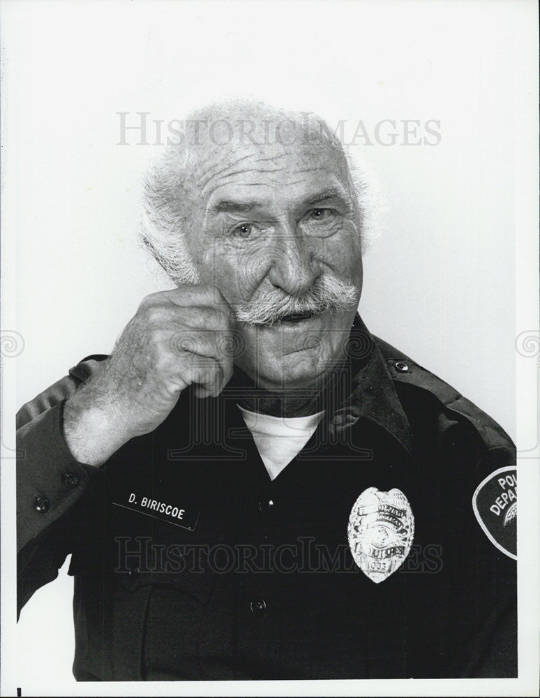 1985 Press Photo Keenan Wynn  on &quot;The Last Precinct&quot; - Historic Images