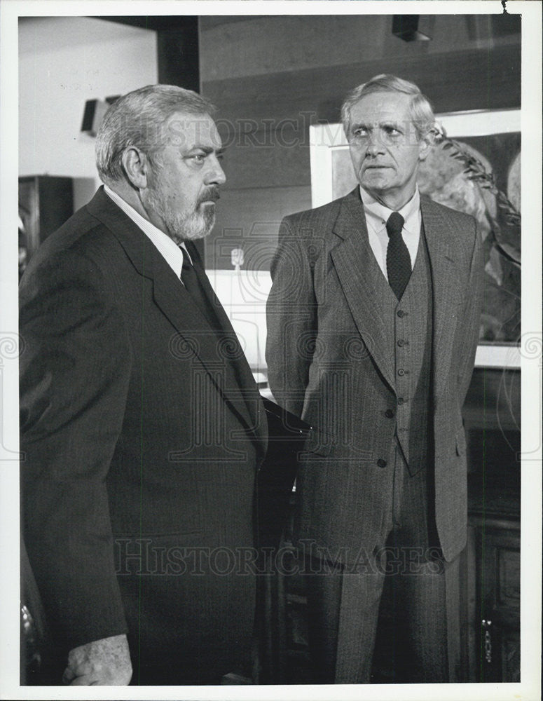 1986 Press Photo Raymond Burr &amp; Arthur Hill on &quot;Perry Mason&quot; - Historic Images