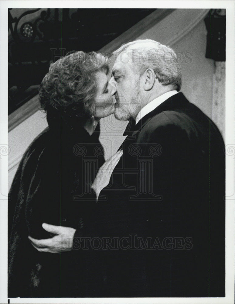 1987 Press Photo Raymond Burr &amp; Jean Simmons on &quot;Perry Mason&quot; - Historic Images