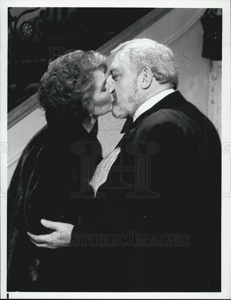 1987 Press Photo Raymond Burr &amp; Jean Simmons on &quot;Perry Mason&quot; - Historic Images