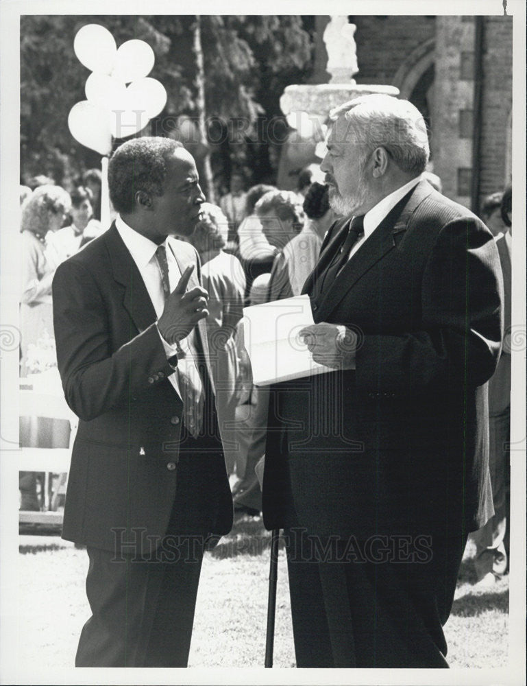 1987 Press Photo Raymond Burr &amp;Robert Guillaume on &quot;Perry Mason&quot; - Historic Images