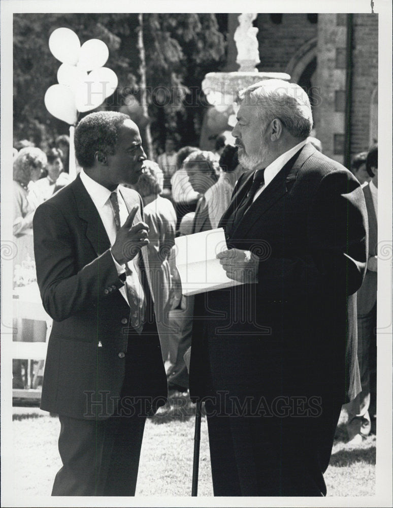 1987 Press Photo Raymond Burr &amp; Robert Guillaume on &quot;Perry Mason&quot; - Historic Images