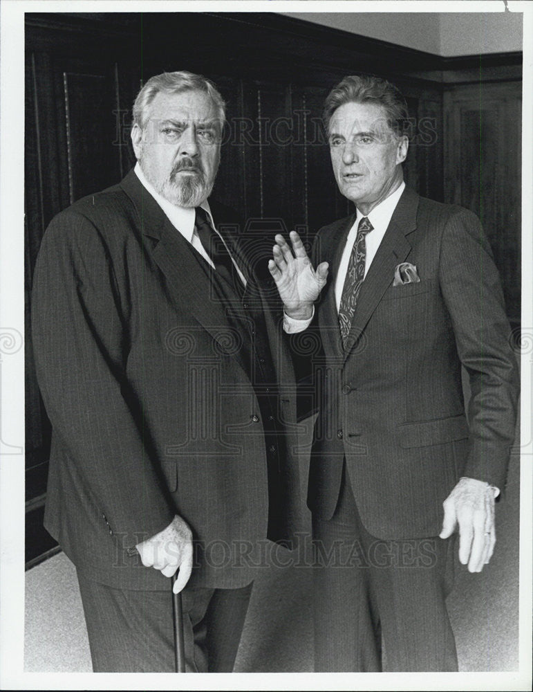 1987 Press Photo Raymond Burr and Robert Stack in Perry Mason - Historic Images