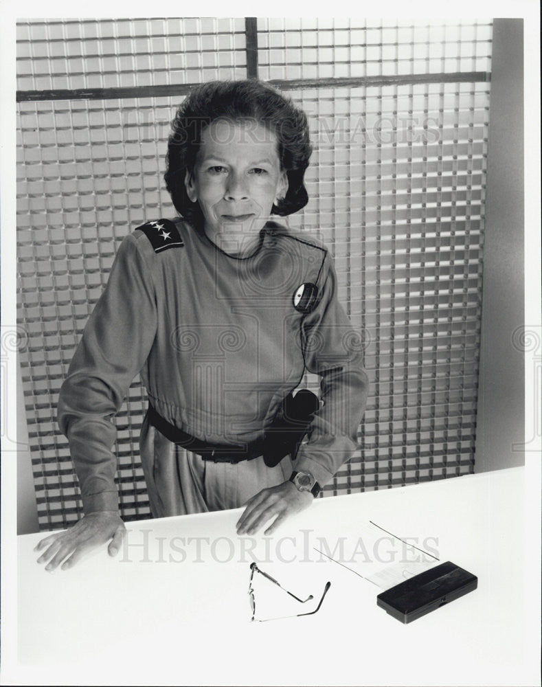 Press Photo Actress Linda Hunt in Sci-Fi TV Series &quot;Space Rangers&quot; - Historic Images