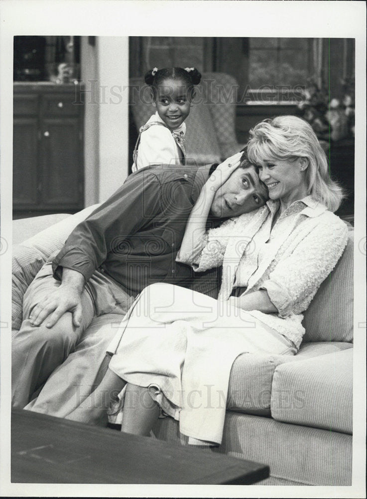 1986 Press Photo Dee Wallace Stone, Elliott Gould & Natasha Bobo on "Together - Historic Images