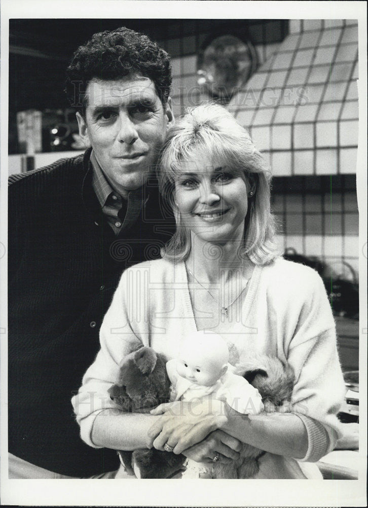 1986 Press Photo Elliott Gould & Dee Wallace Stone on "Together We Stand" on CBS - Historic Images