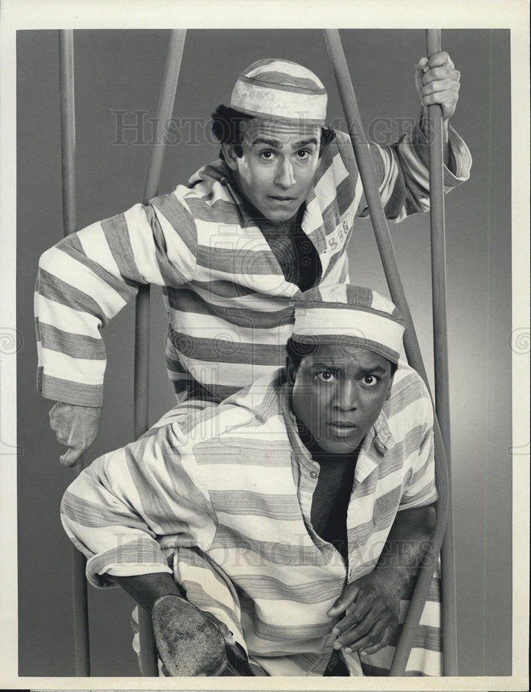 19852 Press Photo Joe Guzaldo & Larry Riley on "Stir Crazy" - Historic Images