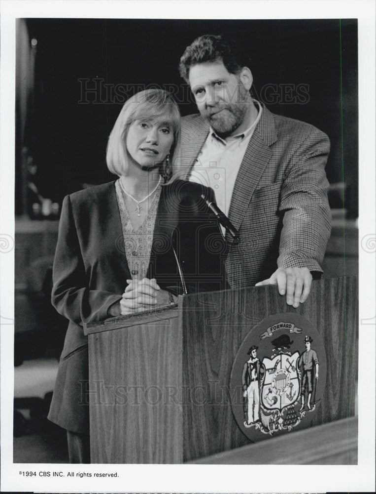 1994 Press Photo Kathy Baker &amp; Richard Masur on &quot;Picket Fences&quot; - Historic Images