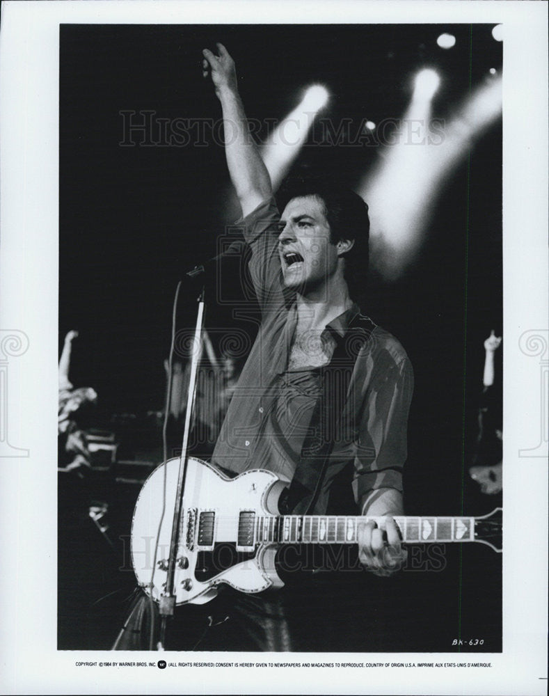 Press Photo Guitarist in a band on stage - Historic Images