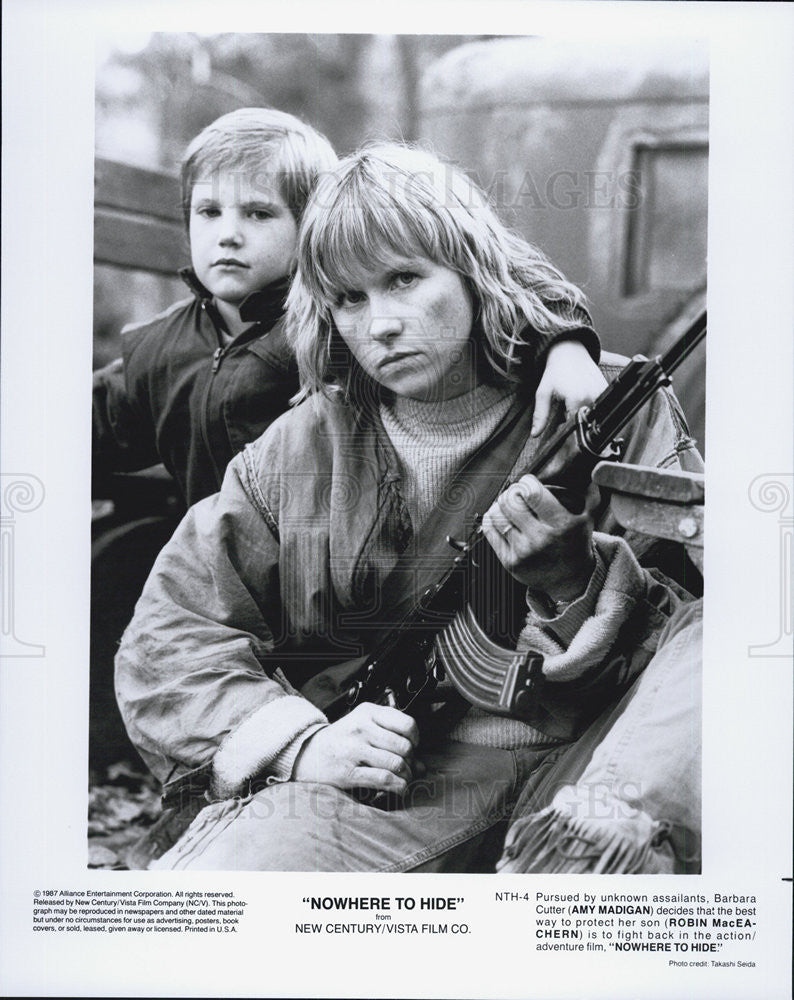 1987 Press Photo of Amy Madigan and Robin MacEachern in &quot;Nowhere To Hide&quot; - Historic Images