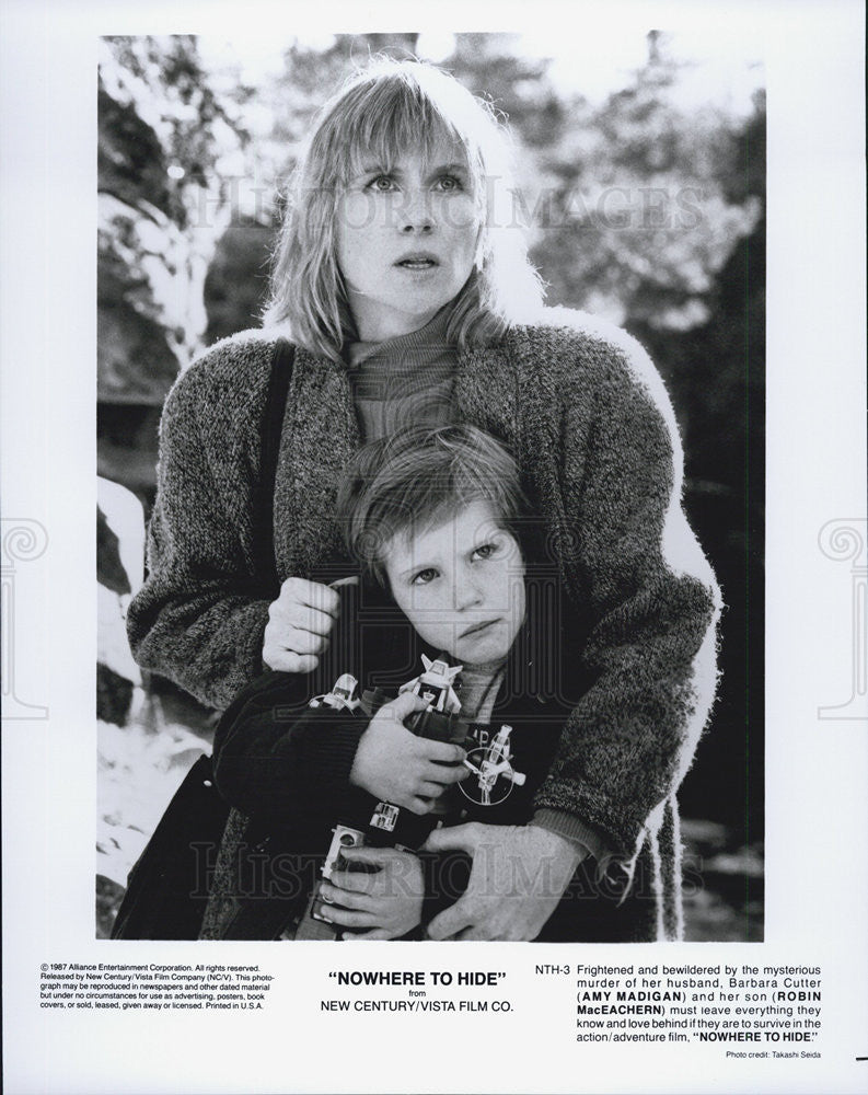 1987 Press Photo of Amy Madigan &amp; Robin MacEachern in &quot;Nowhere To Hide&quot; - Historic Images