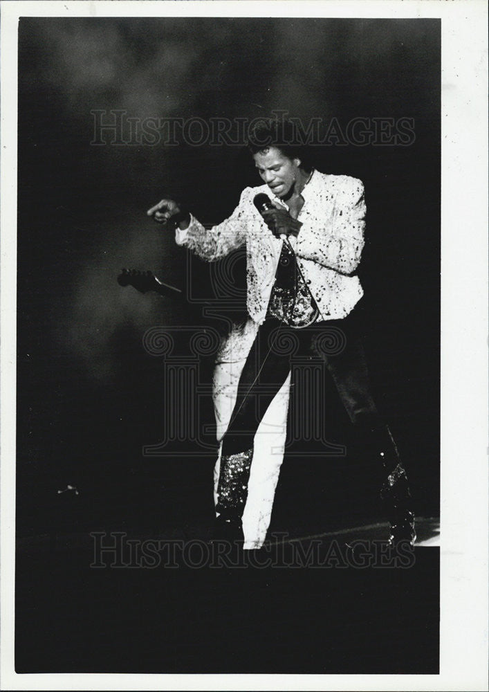 1984 Press Photo of Germaine Jackson performing in the Jackson Victory Tour - Historic Images