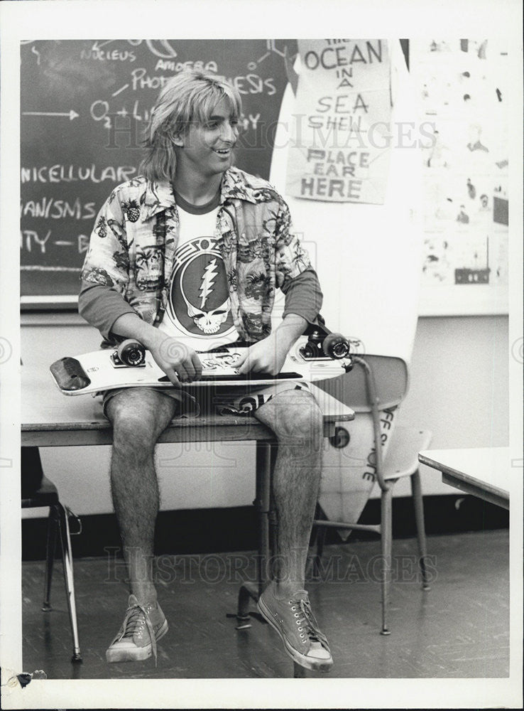 1986 Press Photo Actor Dean Cameron Starring As Spicoli On &quot;Fast Times&quot; CBS-TV - Historic Images