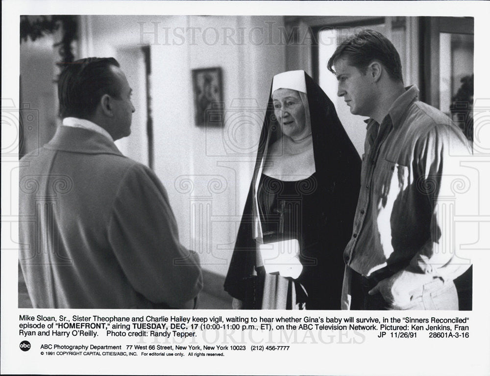 1991 Press Photo Ken Jenkins in  &quot;Homefront&quot; - Historic Images