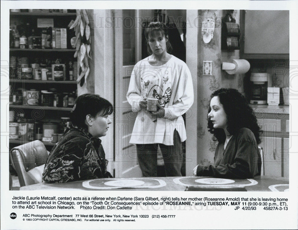 1993 Press Photo Laurie Metclaf sara Gilbert Roseanne Arnold Roseanne Tv Series - Historic Images