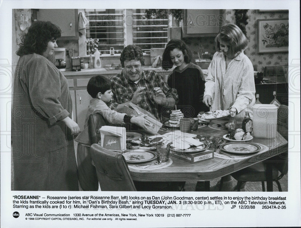 1988 Press Photo &quot;Rosennne&quot; Actors Roseanne Barr, John Goodman, Michael Fishman - Historic Images