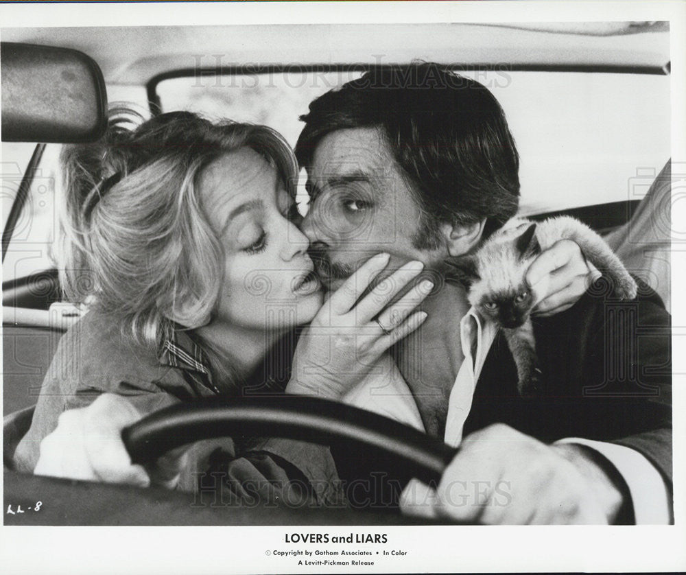 1979 Press Photo Lovers And Liars Film Goldie Hawn Giancarlo Giannini Kissing - Historic Images