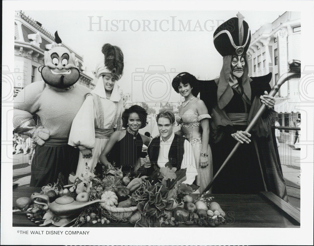 1993 Press Photo Chad Allen, Victoria Rowell at All-American Thanksgiving Parade - Historic Images