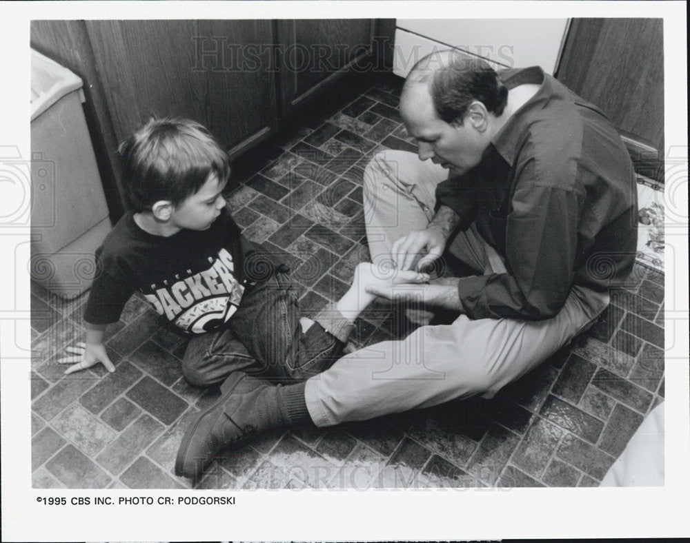 1995 Press Photo Harry Smith &amp; Mike Wessel In &quot;Hey, Harry! Do My Job!&quot; - Historic Images