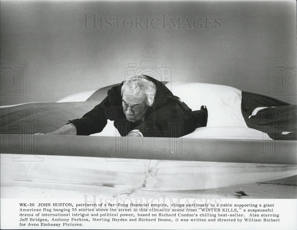 Press Photo John Huston Clings To A Cable In &quot;Winter Kills&quot; - Historic Images