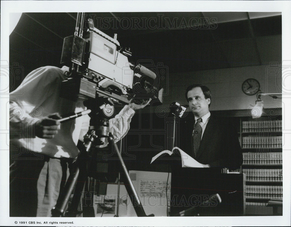 1991 Press Photo Richard Schlesinger CBS News Correspondent Verdict Series - Historic Images